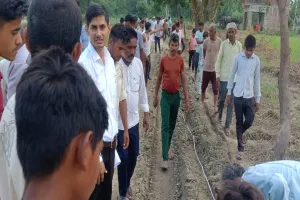 बदायूं: रंग लाई आत्मदाह की चेतावनी...जिला प्रशासन को झुकना पड़ा