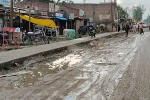 पीलीभीत: कुछ देर की बारिश में सड़कों पर कीचड़, मुसीबत बने अधूरे काम