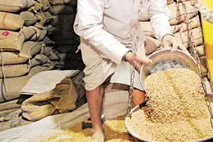 शाहजहांपुर: गेहूं, चीनी और चावल की कालाबाजारी करने वाले कोटेदार पर FIR