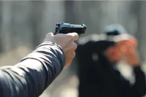 लखनऊ में रंजिशन चली गोली, युवक के कंधें में धंसी Bullet : घटना के बाद गांव में तनाव का माहौल