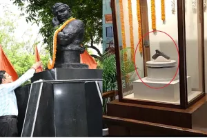 अमर शहीद चंद्रशेखर आजाद की जयंती पर विशेष आयोजन : कमिश्नर ने की पुष्पांजलि कर पिस्तौल का किया अनावरण