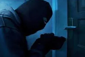 शामली : चोरी के विरोध में चिकित्सकों व कर्मचारियों का प्रदर्शन, ओपीडी सेवाएं प्रभावित, जानें पूरा मामला