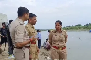 शाहजहांपुर: युवक ने रेलिंग पर चढ़कर गर्रा नदी में लगाई छलांग