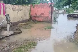 पीलीभीत: जिम्मेदार करते रहे अनदेखा...बारिश में ग्रामीणों की आफत