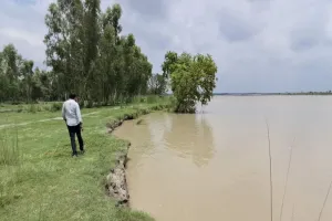 बदायूं: गंगा के जलस्तर में तेजी से हो रही वृद्धि...नरौरा बैराज से छोड़ा 28 हजार क्यूसेक पानी
