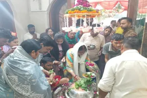 शाहजहांपुर: श्रावण मास का पहला सोमवार...शिवभक्तों ने उत्साह से किया जलाभिषेक 