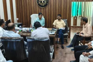 जिला कृषि अधिकारी की चेतावनी : किसानों को निर्धारित दर पर दें खाद, टैगिंग पर कार्रवाई