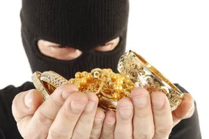 पीलीभीत: परिवार की बीमारी का डर दिखा महिला के जेवर उड़ाए