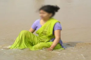 लखीमपुर खीरी: लड़की ट्यूबवेल पर नहा रही थी...युवकों ने कर दी गंदी बात