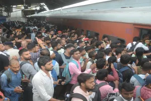 Kanpur : वीआईपी ट्रेनों के एसी कोचों तक परीक्षार्थियों का कब्जा