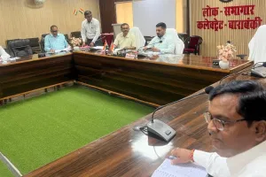 बाराबंकी डीएम का निर्देश : किसानों को मिले सही दर पर खाद, टैगिंग नहीं चलेगी