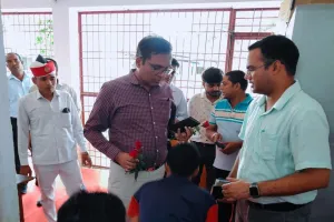 शाहजहांपुर: निरीक्षण के दौरान अव्यवस्थाएं देख भड़के जिलाधिकारी ने लगाई फटकार