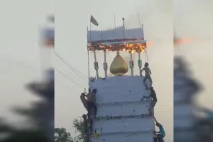 Bareilly: फरीदपुर में बिजली के तारों से टकराकर ताजिया जला...दरोगा निलंबित