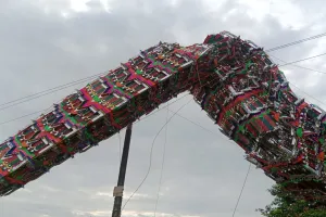 लखीमपुर खीरी: पाबंदी के बाद भी नहीं माने...HT लाइन पर गिरा 170 फीट ऊंचा ताजिया, टला हादसा