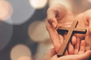 Bareilly: प्रार्थना सभा के नाम पर धर्मांतरण...हिंदू संगठन के हंगामे पर हिरासत में बाप-बेटी 