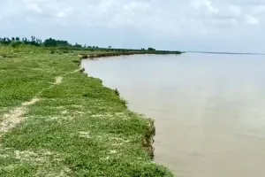  बाराबंकी में कटान लील रही किसानों की कीमती जमीन 