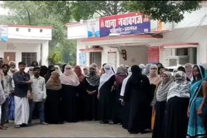 सपा नेता का भतीजा हिरासत में, नवाबगंज थाने का घेराव; ग्रामीण बोले- बिना वारंट रात में उठाया