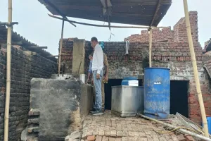 अमरोहा: मिलावटी पनीर बनाने की पकड़ी फैक्ट्री, संचालक समेत तीन का चालान