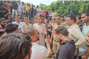 लखनऊ : सीता सरोवर में डाला जहर, कई क्विंटल मछलियां मरी