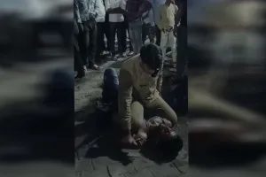 पीलीभीत: युवक की छाती पर बैठकर सिपाही ने कर दी पिटाई...वीडियो हुआ वायरल