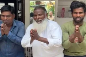 पीलीभीत: सिपाही पर हमला कर फाड़ी थी वर्दी, धरे गए तो मांफी मांगते नजर आए..जानिए पूरा मामला 