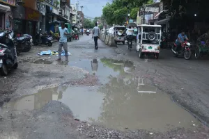 बारिश में जानलेवा बने सड़क के गड्ढे! सुभाष मार्ग-पांडेगंज और नाका मुख्य मार्ग बदहाल 