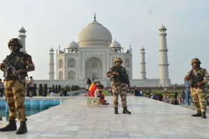 आगरा में ताज महल के पास फायरिंग करने वाला गिरफ्तार, टोल प्लाजा पर रोके जाने पर लहराया असलहा