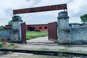 लखनऊ में बारिश के बाद विद्युत पोल गिरने से स्कूल की बिजली सप्लाई ठप, छात्र परेशान