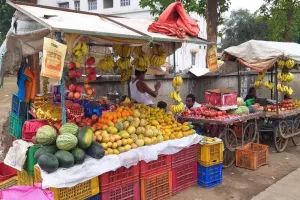 बदायूं: श्रावण मास में छाई महंगाई, 50 फीसदी बढ़े फलों के दाम
