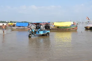 प्रयागराज में बाढ़ का आसार, गंगा-यमुना का जलस्तर 45 सेमी पार : किसानों की मेहनत जलमग्न, सैकड़ों परिवार परेशान 