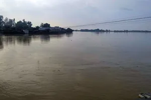 लखनऊ : बाढ़ पीड़ितों के बीच पहुंची सरकार, 47,906 को दी राहत