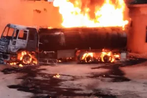 बाराबंकी : टैंकर अग्निकांड में वजह बनी रहस्य, चालक खलासी फरार  