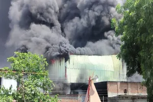बाराबंकी में प्लास्टिक फैक्ट्री में लगी भीषण आग, लाखों का नुकसान