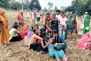 बाराबंकी में फंदे से लटका मिला किसान का शव : जमीन बिक्री को लेकर चल रहा था विवाद