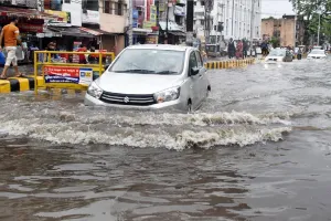 प्रयागराज में भारी बारिश से जलजमाव, पार्षदों के दबाव में चला पंप