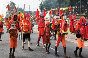 पीलीभीत: बारिश की फुहारों के बीच शिवालय पहुंचे कांवड़िये, किया जलाभिषेक