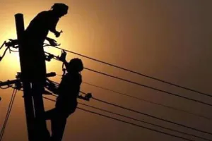 Bareilly: भाजपा नेता से बोला कर्मचारी...योगी जी से ही ले लो बिजली