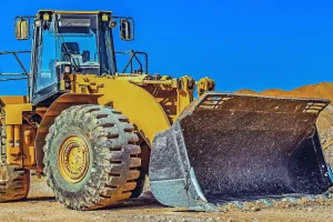 शाहजहांपुर: जिलाधिकारी के निर्देश पर हाईवे के किनारे बुलडोजर से हटाया कब्जा