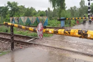 बाराबंकी : बैरियर तोड़ रेल पटरी पर पहुंचा बच्चों से भरा ई-रिक्शा