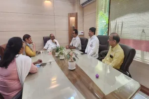 KGMU पहुंचे डिप्टी सीएम ब्रजेश पाठक, एसी में गड़बड़ी पर जताई नाराजगी, इंजीनियरों के खिलाफ कार्रवाई के दिए निर्देश 