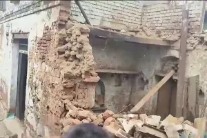 Bareilly: मकान की दीवार गिरने से मलबे में दबे दो किशोर, एक की मौत दूसरा घायल