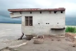 लखीमपुर खीरी: महज नौ सेकेंड के अंदर शारदा नदी में समा गया सपनों का आशियाना