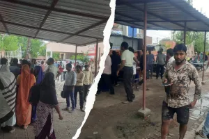 धान की पौध से लदा ट्रेक्टर पलटने से युवक की हुई मौत: महिला की हालत गंभीर, लखनऊ के ट्रामा सेंटर किया रेफर 