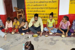 शाहजाहंपुर: बच्चों के साथ पंगत में बैठ एडीएम ने परखी मिड डे मील की गुणवत्ता