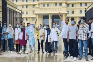 लखनऊ : बैक पेपर कराने की मांग को लेकर नर्सिंग छात्रों ने किया प्रदर्शन