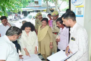 लखीमपुर खीरी: कार्रवाई के बाद भी खाद की दुकानों पर धक्के खा रहे किसान