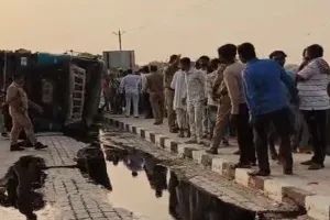 रायबरेली में केमिकल से भरा टैंकर पलटा, रिटायर्ड फौजी की मौत, तीन छात्र गंभीर