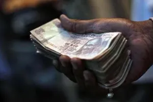 पीलीभीत: डिलीवरी के लिए जमा की गई रकम को रिश्वत में ले गए प्रधान सचिव