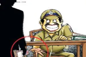 प्रतापगढ़ में बदमाश से लिफाफा ले रहे थे कोतवाल, FIR दर्ज होते ही साहब हुए फरार 