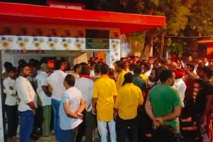 लखीमपुर खीरी:  शिष्या से रेप का मामला गरमाया...आरोपी महंत को हटाने की मांग